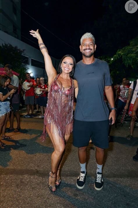 Viviane Araujo exibe corpão em look franjado e dá show de。